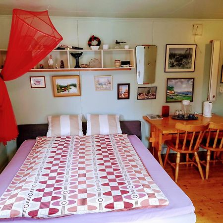 Summer Bedroom, Outside Toilet, Shower, Kitchen. 120 M From Sandbach. Bräcke Esterno foto
